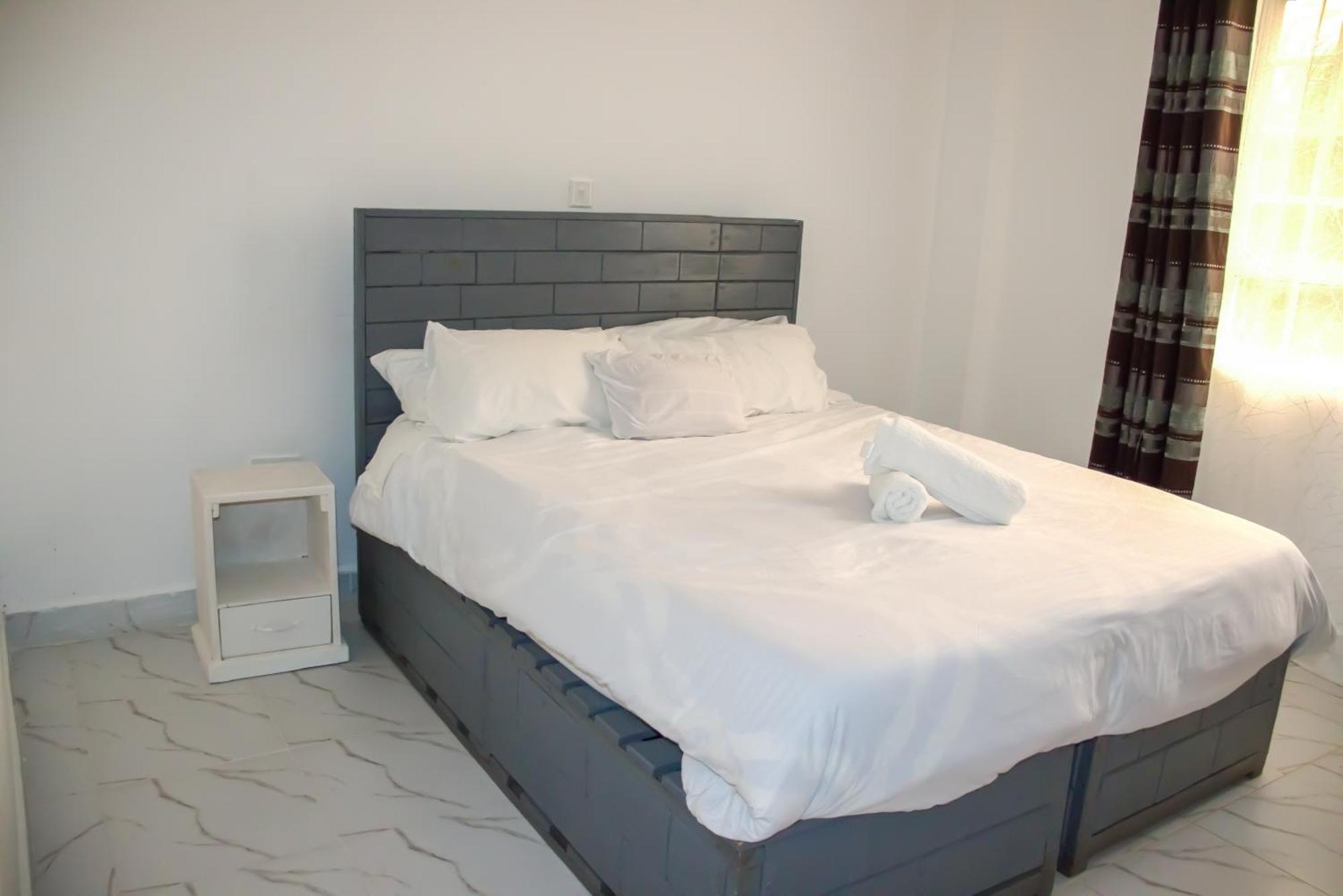 Apartment One Bedroom Unit With Wi-fi & Parking