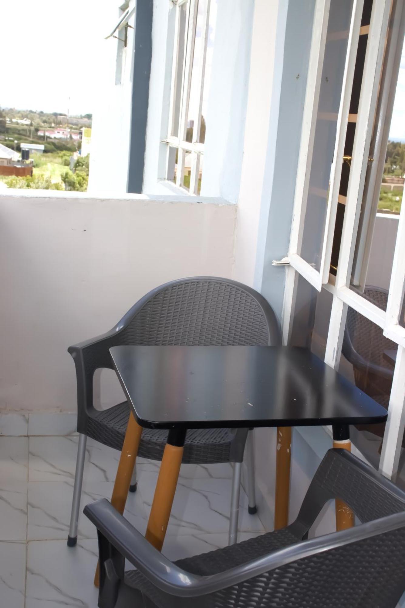 One Bedroom Unit With Wi-fi & Parking Apartment *